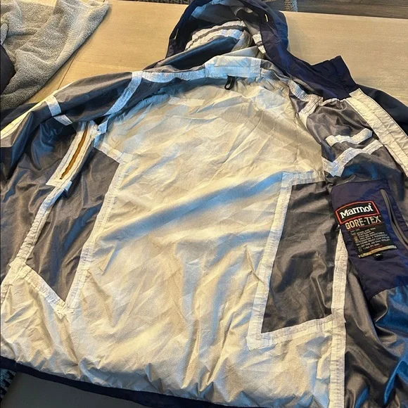 Marmot‎ womans Navy Raincoat with Yellow Zippers - Picture 3 of 3